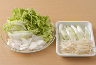 具の準備をする。白菜はざく切りにする。大根は皮をむいて5ミリ厚さのいちょう切りにする。ねぎは２cm幅の斜め切りにし、えのきだけは根元を切り落として長さを半分に切る。