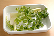アジア風のスープには、香菜は欠かせません。爽やかで、独特な香りがあり、辛いスープの味にアクセントをつけてくれます。香菜が手に入らない場合は、セロリの葉をきざんでのせてもよいでしょう。