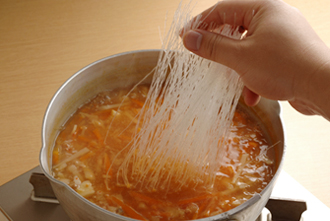 Aを加えて混ぜ、たけのこ、にんじんが柔らかくなるまで煮る。春雨を乾燥のまま加えて混ぜ、春雨が戻って柔らかくなったらでき上がり。器に盛り、ごま油をふって香菜をたっぷりのせる。