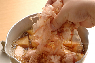 落としぶたをはずし、花かつおをひとつかみ入れ、ひと混ぜして火をとめる。粗熱がとれたら器に盛り、木の芽を添える。煮ものは、すこしさめてからのほうが味がなじんでおいしくなるので、火からおろしたらしばらくおくとよい。