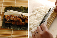 ご飯を表に巻く、カリフォルニアロール風にすると、見た目が変わってまた楽しめます。作り方は簡単。まずは、焼きのりの長さを2/3 くらいに切り、端にうなぎと山芋をのせてくるくると巻き、小さなのり巻きを作ります。次に、まきすの上にオーブン用シートを敷き、すし飯を焼きのりくらいの大きさに広げます（こうすると、すし飯がまきすにはりつかない）。その上に、手前に先ののり巻きをのせ、ご飯をのりがわりにして巻きつければでき上がり。表面に白いりごまをまぶして、食べやすく切ります。