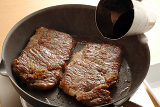 フライパンにオリーブオイルを強火で熱し、牛肉を入れる。さっと焼きつけ、両面に焦げ目がついたら、赤ワインを入れ、強火で熱してアルコール分をとばす。皿に盛り、じゃがいもとクレソンを添えて、ディルソースをかける。※赤ワインを入れるとき、アルコール分に火がつき、炎が少し大きくあがるがあるが、アルコールがとんでしまえばすぐに火は消えるのであわてないこと。ガス台のまわりには物をおかないようにしておき、赤ワインを加えるときは顔を近づけないようにして。