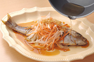 仕上げにかけるごま油をしっかり熱しておかないと、野菜にかけたときにジュッと音が出ず、香ばしい香りにもなりません。ごま油は小さめのフライパンや鍋に入れて火にかけ、煙が出てくるまで熱して、すぐに魚にかけます。みんなが食卓に揃うタイミングに合わせてごま油を熱しましょう。油を火にかけたら、目を離さないようにして下さい。
