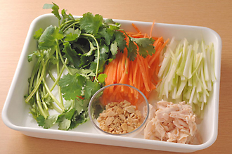 セロリは長さ4センチのせん切りにする。にんじんは皮をむき、長さ4センチのせん切りにする。ピーナッツは粗くきざむ。香菜は長さを3～4等分に切る。