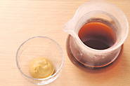 かつおの漬けはそのまま食べてもおいしいですが、ほんの少し、ポン酢しょうゆをかけたり、練り辛子をつけたりすると、味の印象が変わります。また、白髪ねぎなどの薬味でアレンジを加えて味わってみて下さい。