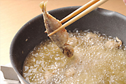骨まで食べられるように揚げるには、ゆっくりじっくり揚げること。あじを入れると一度温度が下がるので、火加減を調整しながら、温度が下がりすぎないようにして、中温のまま5～6分揚げる。揚げ上がりの頃になると、油の泡が白くこまかくなって、あじがカラリとしてくる。