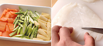 にんじんは厚さ5ミリくらいの食べやすい大きさに切る。ヤングコーンは長さを半分に切る。アスパラガスは幅1.5センチの斜め切りにする。にんにく、しょうがはみじん切りにする。いかの皮目側に５ミリ幅の格子状の切り込みを入れ、一口大に切る。切り込みを入れておくと、炒めたときに開いて見た目が華やかになり、身縮みもしにくくなる。