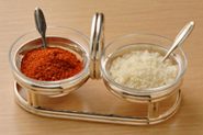 トッピングを添えると、味の調整ができて飽きずにたっぷり食べられます。カレーはマイルドな辛みに仕上げてあるので、一味唐辛子で辛みをプラスしたり、粉チーズをふってさらにコクを加えたりしてもよいでしょう。