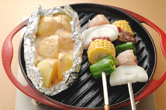 鉄板やグリルパンにのせ、塩辛が温まってマヨネーズが溶けるくらいまで焼く。バーベキューで肉を焼く端などにのせて一緒に焼けばよい。