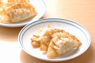 包んだ餃子は、揚げ餃子にするのもおすすめです。中温の揚げ油でこんがりと色づくまで揚げ、たれをつけたり、塩をふったりして食べます。ゆでて水餃子にしてもよいでしょう。また、余った餃子は冷凍できるので、生のままラップなどに包み、冷凍用ポリ袋に入れて冷凍しておいてもよいでしょう。