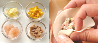 餃子を包む。バリエーションの具のうち、ツナ缶は汁気をきり、むきえびは洗って長さを半分に切って水気を拭く。餃子の皮の周りを水で濡らし、真ん中にひき肉だねを小さじ1強くらいのせる。折りたたみ、端からひだを寄せながら閉じて、閉じ終わりをしっかり指でおさえて形をととのえる。残りも同様にして作る。バリエーションの具を入れる場合は、肉だねの上に好みの具をのせて包む。