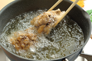 揚げ油を高温にして、短時間で揚げるのがコツ。粉をまぶしたものから揚げ油に入れれば、ころもがべたつかずにカリッと仕上がります。また、たっぷりの揚げ油の中で揚げた方が上手に揚げられます。
