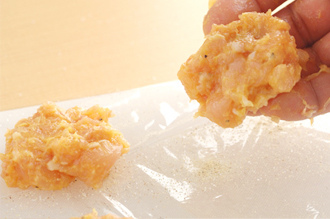 まな板にラップを敷き、塩、こしょうを全体にふる。その上に、たねを一口大くらいにまとめて並べる。上からも塩、こしょうをふる。たねは柔らかめだが、ささみは揚げると少し縮むので、揚げるとちょうどよい堅さになる。