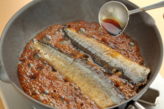 フライパンにサラダ油を中火で熱し、さんまの切り身2枚（1尾分）を両面焼きつける。Ｂを混ぜて加え、全体にからめてかば焼きにする。炊き上がったさんまご飯の上にかば焼きをのせる。万能ねぎを小口切りにして全体に散らす。