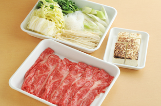 焼き豆腐、白菜は食べやすい大きさに切り、ねぎは幅1センチの斜め切りにする。えのきだけは根元を切り落とす。春菊は茎の堅い部分を切り落とす。Ａを混ぜておく。
