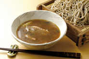 鍋の仕上げは、ざるそばをどうぞ。煮詰まって、少し濃い目の煮汁が、さっぱりしたざるそばによく合います。鴨肉がない場合は、鶏肉でも同様に作れます。鶏肉の場合は、胸肉よりも脂肪があってうまみの強いもも肉を使って。
