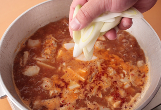 大根、ねぎ、キャベツの順に具を加える。野菜が柔らかくなってきたら、もやし、にらを加え、しんなりとしたらでき上がり。