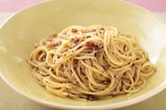 炒めたオイルサーディンは、パスタとも相性抜群です。サーディンにオリーブオイルを少し足して、スパゲティにからまりやすくするのがコツ。塩、こしょうを少々ふって味をととのえましょう。