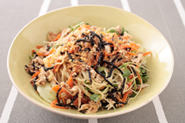 ごまだれは、バンバンジー風のコクのある味ですから、中華麺にはぴったり。生野菜にのせるかわりに、ゆでて冷水でさました中華麺とあえてもよいでしょう。味がたりないようなら、ごまだれを少し多めに作って好みでたして。