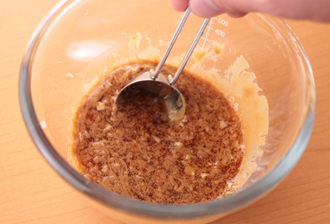 小さな器にBの材料を入れて混ぜ、ごまだれを作る。皿にレタス、貝割れ菜を混ぜて敷き、いり豆腐をのせる。上に、1のささみをのせ、Bをかけて、全体を混ぜて食べる。