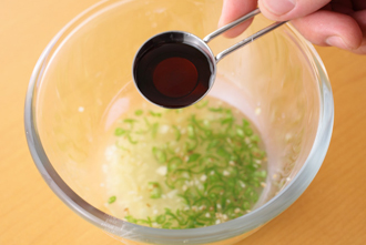 ボウルにAの材料を入れて混ぜ合わせる。干しえび、ピーナッツを粗くきざむ。