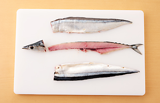 さんまは、頭を切り落とし、頭の方から腹部まで切り込みを入れて内臓を取り除き、流水できれいに洗う。三枚におろしたら、身を食べやすい大きさに切る。※売り場でおろしてもらってもよい。