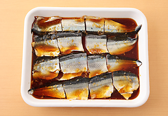バットに下味の材料を混ぜ合わせ、さんまをからめて5分ほどおく。かぼちゃはわたと種を取り、幅1センチに切る。パプリカ、ピーマンはへたと種を取って縦に幅1センチに切る。しし唐辛子は、包丁の先で刺して穴を開ける（こうすると油はねしにくくなる）。