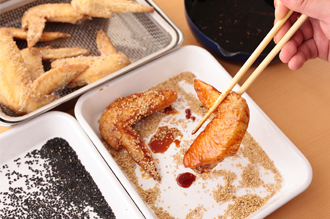 揚げている間に、小鍋に甘辛だれの材料を入れて中火にかける。煮立ったら少し火を弱め、少しとろりとするまで煮詰める。手羽先が熱いうちに、甘辛だれ、白ごま、または黒ごまをからめる。皿に盛り、クレソンを添える。