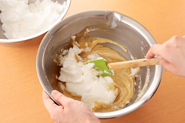 ふっくらときめ細かい生地に焼き上げるには、メレンゲの泡をつぶさないように混ぜることが大切です。ゴムべらで、メレンゲを縦に切るようにしながら、ボウルの端から大きく返すようにして混ぜるのがコツ。