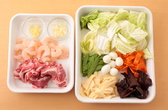 きくらげは水で戻して食べやすく切る。白菜はざく切りにし、たけのこは細切りにする。にんじんも皮をむいて長さ3センチくらいの短冊切りにする。きぬさやは筋を取る。にんにく、しょうがはみじん切りにし、むきえびは背わたがあれば取る。鶏ガラスープの素を湯１と1/2カップで溶いておく。