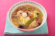 八宝菜が残ったら、鶏ガラスープでのばし、ラーメンにすると良いでしょう。ゆでた中華麺にかければ、具だくさん八宝菜ラーメンのでき上がり！