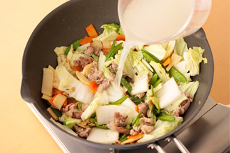 切った野菜ときくらげを加え、全体に油がよくなじんだら、鶏ガラスープを加える。むきえび、うずらの卵を加え、塩、こしょう、オイスターソースを加えて混ぜ合わせる。水溶き片栗粉をよく混ぜて加え、とろみをつける。器に盛り、好みで酢をかけて食べる。