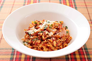 残ったトマトソースには、具のうまみがたっぷり入っています。しめには、パスタにしましょう。パスタのつくり方：ゆでたマカロニ150～200gを、鍋のトマトソースに加えて温める。塩、こしょう、オレガノなどで味をととのえ、ピザ用チーズ50～60gを加えて混ぜる。器に盛って粉チーズ適量をふる。