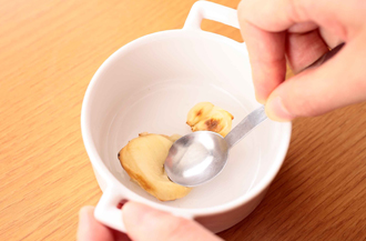 にんにくは薄皮つきのままオーブントースター（または魚焼きグリル）で7～8分焼き、粗熱がとれたら薄皮をむいてフォークなどでつぶす。