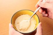 生クリームを入れると、ちょっとマイルドなソースになります。その場合は、オリーブ油の量を減らしましょう。アンチョビ（細かくきざむ6～7枚）、にんにく（焼いてつぶす１かけ）、粗挽き黒こしょう少々、オリーブ油大さじ2を器に入れ、ごく弱火で3～4分温めたところに、生クリーム1/2カップを加えて混ぜます。