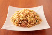 お好み焼きの具材、キャベツと焼きそばにご飯をプラスして、そばめしを作ってもいいですね。そばめしのつくり方：豚薄切り肉100gを炒めて、細かくきざんだ焼きそば麺（1玉）とご飯（茶碗1杯分）を加えて炒め合わせ、塩・こしょう各少々、中濃ソース大さじ3、オイスターソース大さじ1、万能ねぎの小口切り少々、削り節少々を加えて炒め合わせればでき上がり。