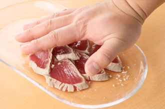 食べやすい厚さに切り、皿に盛る。塩をふってかるくおさえ、塩味をなじませる。