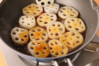 フライパンにサラダ油を中火で熱し、水気をきったれんこんを炒める。透き通ってきたらAを加え、からめながら汁にとろみが出るまで2～3分炒め煮にする。