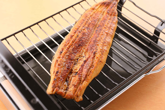 うなぎのかば焼きは、魚焼き用グリルで温め、一口大に切る。皿にれんこん、うなぎをのせて、好みで粉山椒をふり、カッテージチーズをのせる。