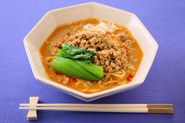 スープを薄くのばせば、汁麺になります。つけ汁40mlに湯160ml加え（つけ汁1：湯4の割合）、鶏ガラスープの素小さじ1/3で味をととのえます。麺を入れ、青梗菜やねぎの小口切りなどをのせ、すりごまをふって。