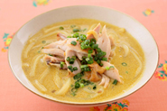 残ったスープは、めんつゆと豆乳でのばしてカレーうどんにしましょう。豆乳を加えると、まろやかで優しい味になります。2人分なら、スープ1カップに対して、豆乳 1カップ、めんつゆ（かけつゆ程度の濃度にして）1カップの割合で。