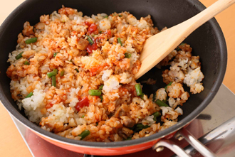 ご飯を加え、ほぐしながら炒め合わせる。ケチャップを加えてよく混ぜ、味をみて、塩、こしょう各少々を加える。さらに、よく炒め合わせたら、器に盛り分ける。