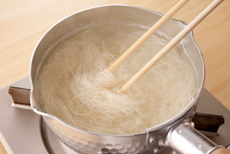 そうめんをゆでて冷水にとってさっと洗い、ざるに上げて水気をきる。器に盛り、なすをのせて汁をかける。青じそ、ねぎ、しょうが、削り節、酢みそをお好みでのせて食べる。