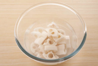 れんこんは厚さ1.5センチのいちょう切りにし、水に5分ほどさらし、水気をきる。