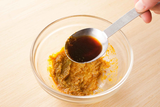 カレーマヨソースを作る。耐熱の器ににんにく、カレー粉、酢を混ぜ合わせ、ラップをかけて500Wの電子レンジで40秒ほど加熱する。よく混ぜ合わせ、マヨネーズ、しょうゆを加えて混ぜる。