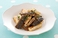 カレーマヨソースでさんまを炒めるのもおすすめです。さんまのカレーマヨ炒め（2人分）さんま2尾は3枚におろして食べやすく切り、塩・こしょう各少々をふって小麦粉を薄くまぶす。食べやすく切ったエリンギ1パック分をオリーブ油小さじ2で炒めて取り出し、さんまを焼きつける。ケッパー大さじ1/2と炒めたエリンギを入れ、最後にカレーマヨソースを加えて全体をあえる。