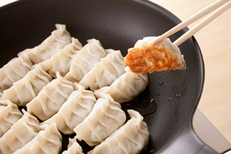 フライパンにごま油を中火でしっかりと熱し、餃子を並べる。強めの中火にし、底にきれいな焼き色がついたら湯1/3カップを加えてふたをし、弱火で3分蒸し焼きにする。ふたを外して火を強め、水分がとんでカラリと焼けたら皿に盛る。香菜を添え、酢じょうゆやラー油をつけて食べる。