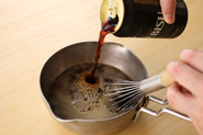 ゼラチン液に黒ビール1缶（350ミリリットル）加えます。加熱せずに冷やし固めるので、ビールのコクと風味がしっかり残ります。