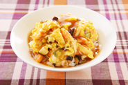 ご飯にのせてかにたま丼にするのもいいですね。とろみあんがご飯にからんでおいしい！