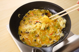 フライパンにごま油大さじ3を入れて中火にかけ、少しけむりが出るくらいまでしっかり熱し、溶き卵を一気に流し入れる。端が固まってきたら中に寄せるようにして大きく混ぜ、表面が半熟のうちに皿に取り出す。